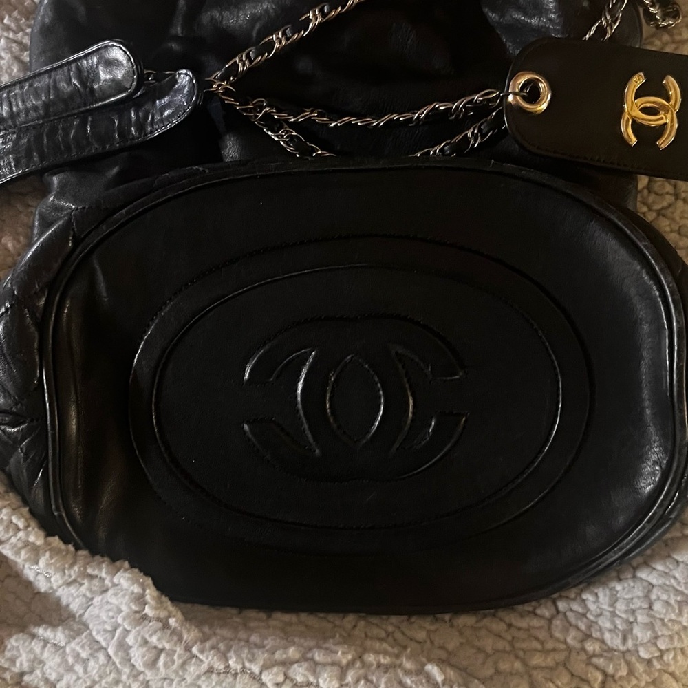 Black leather quilted bucket with double chain straps.  Exterior in GC - Picture 8 of 12